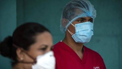 Personas utilizan una mascarilla para evitar el contagio del Covid-19 en Nicaragua. Foto: AFP
