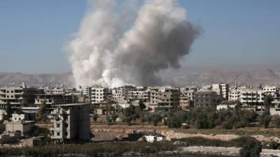 Explosión en un barrio de una ciudad siria. Las fuerzas del régimen lucha una guerra en dos frentes: contra los rebeldes y contra Isis.