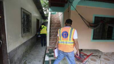 Operativo. Empleados de Salud fumigaron el sector El Carmen.