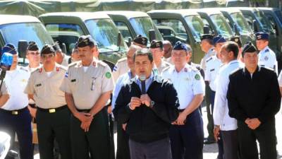 El Presidente de Honduras en la entrega del equipo a las Fuerzas Armadas.