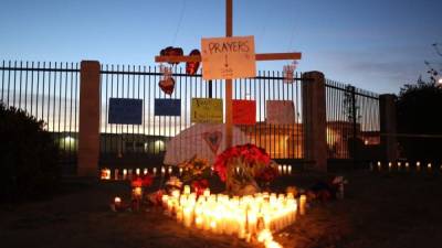 Un morial de velas y flores fue colocado cerca del centro de atención que fue el escenario de la masacre del miércoles.