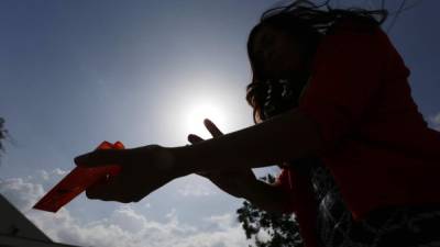 El bloqueador para el sol y la crema hidratante son buenos remedios para evitar que la piel sufra daños por los rayos del sol, según los dermatólogos. Foto: Yoseph Amaya