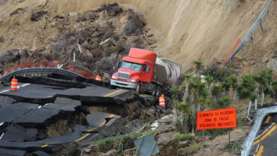 - Fotografía de hoy, domingo 29 de diciembre de 2013, que muestra un tramo colapsado de la Carretera Escénica Tijuana-Ensenada, en el noroccidental estado mexicano de Baja California. EFE