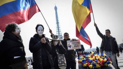 Grupo de colombianos en el Trocadero de París, pretenden llegar hasta La Haya. AFP