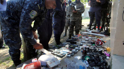 Teléfonos celulares, cargadores, radios de comunicación, armas blanca como machetes y cuchillos estaban en posesión de los menores.