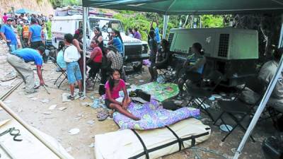 Las familias han llevado hasta colchones para descansar mientras esperan.