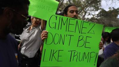 'Giménez no seas como Trump' se lee en uno de los carteles durante la protesta en Miami.
