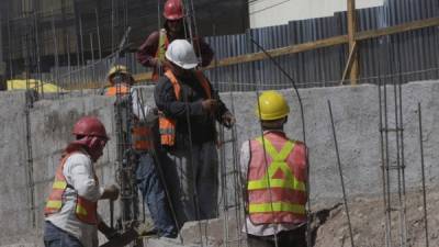 Obreros trabajan en la construcción de un edificio. Este es uno de los sectores beneficiados en las negociaciones.