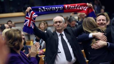 British Member of European Parliament of the Progressive Alliance of Socialists and Democrats group Richard Corbett holds scarf after the European Parliament ratified the Brexit deal during a plenary session at the European Parliament in Brussels on January 29, 2020. - The European Parliament on January 29 voted overwhelmingly to approve the Brexit deal with London, clearing the final hurdle for Britain's departure from the EU. (Photo by Francisco Seco / POOL / AFP)