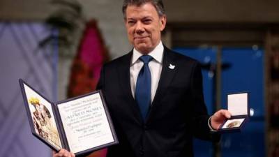 El presidente de Colombia, Juan Manuel Santos, recibió hoy el Nobel de la Paz en el ayuntamiento de Oslo. EFE