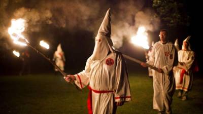 La identidad de más de unos 50 miembros del Ku Klux Klan fue divulgada por Anonymous.