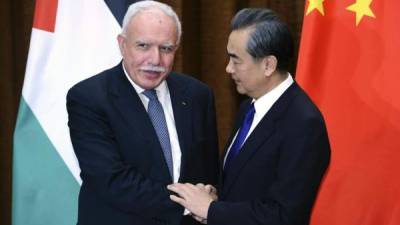 El ministro de Exteriores chino, Wang Yi (dcha), recibe hoy a su homólogo palestino, Riyad Al Maliki, antes de mantener una reunión en el Ministerio de Asuntos Exteriores en Pekín, China. EFE