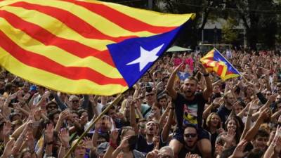 Los catalanes se manifestaron ayer lunes en Barcelona para protestar por la actuación de la Policía española y la Guardia Civil en el referendo del domingo. Foto AFP.