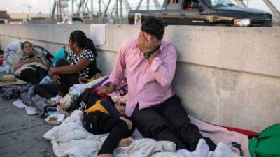 Decenas de migrantes hondureños acampan desde hace varios días en el cruce internacional de Brownsville (Texas) & Matamoros (Tamaulipas), a la espera de entregarse a las autoridades migratorias estadounidenses para solicitar asilo.