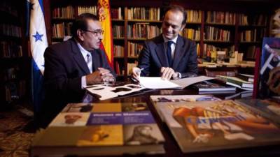 El director del Museo del Hombre Hondureño, Nahum Valladares (i), y el embajador de España en Tegucigalpa, Miguel Albero Suárez (d), participan en una ceremonia de entrega de libros donados, en Tegucigalpa (Honduras).