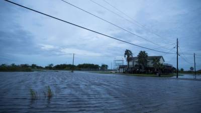 El huracán Laura, que tocó tierra como categoría 4 en Luisiana (EEUU) esta madrugada, dejó daños en numerosos edificios y viviendas tanto en ese estado como en el vecino Texas y ha dejado a decenas de miles de personas sin energía eléctrica, aunque todavía no se han reportado víctimas mortales.