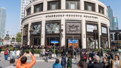 El Starbucks Roastery abierto esta semana en Shangai. La nueva tienda cuenta con un menú de 80 artículos diferentes y es la más grande de la cadena en todo el mundo . AFP