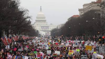 Los manifestantes marchando por la avenida Pennsylvania durante la Marcha de Mujeres en Washington. AFP