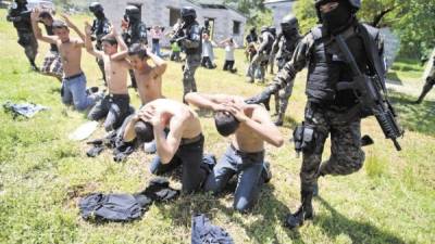 Los pandilleros hondureños han impuestos supuestamente varias disposiciones, sobre todo en la ropa, calzado y cabellera.
