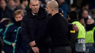 El entrenador francés del Real Madrid, Zinedine Zidane (izq.) Y el entrenador español del Manchester City, Pep Guardiola, se saludan al final de la ronda de 16 partidos de fútbol de ida de la UEFA Champions League entre el Real Madrid CF y el Manchester City en el estadio Santiago Bernabeu de Madrid el 26 de febrero de 2020. (Foto de JAVIER SORIANO / AFP)