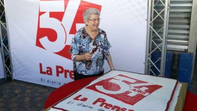 Martha Larach de Canahuati al momento de partir el pastel conmemorativo.