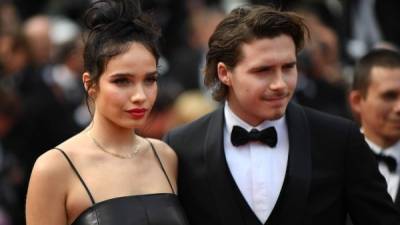 Brooklyn Beckham y Hana Cross. Foto: AFP