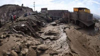 Fotografía de la agencia Andina de personas este sábado en la zona de un alud en Tacna (Perú). EFE/Agencia Andina