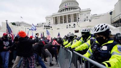 Miles de seguidores del mandatario de EEUU, Donald Trump, se concentraron ante el Capitolio en Washington y derribaron varias vallas de seguridad, lo que generó choques con la Policía y caóticas escenas a las puertas del Congreso, donde los legisladores abordan la validación formal de triunfo de Joe Biden en las presidenciales.