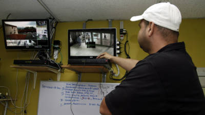 Algunas cámaras se monitorean en el área administrativa y otras en cada sala.