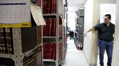 La situación aún no mejora en las oficinas del Instituto de la Propiedad, pese a los esfuerzos que se han hecho para disminuir la mora existente. Foto: Esaú Ocampo