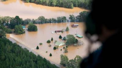 Florence se debilitó a depresión tropical mientras se aleja lentamente de la costa sureste de los Estados Unidos, sin embargo, las autoridades advierten que el peligro aún no termina, con crecidos cursos de agua que han dejado inundaciones catastróficas en Carolina del Norte y Carolina del Sur.