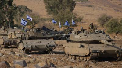 Tanques israelíes permanecen apostados en la frontera con el Líbano.