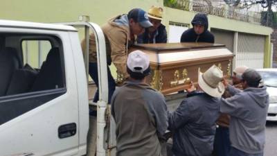 Momentos en que familiares de Yunior Eduardo Martínez Hernández recogieron su cadáver en la morgue capitalina.