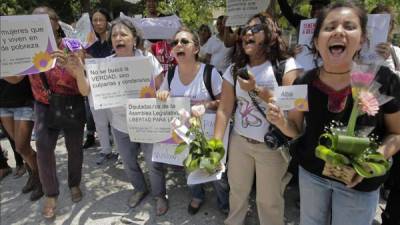 Feministas de la Agrupación Ciudadana por la Despenalización del Aborto Terapéutico, Ético y Eugenésico protestan en las afueras del Parlamento salvadoreño en San Salvador (El Salvador). EFE