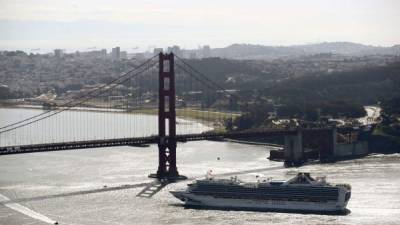 El crucero afectado por el nuevo coronavirus atraca en puerto de California. AFP