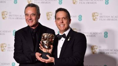 El cineasta Lee Unkrich (d) recibió el BAFTA a mejor película animada por 'Coco'.// Foto AFP.