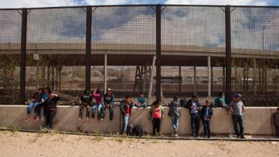 Un grupo de 22 migrantes de Honduras, Guatemala y Salvador esperan el procesamiento debajo del Puente Paso del Norte en El Paso, Texas. AFP