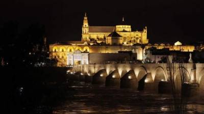 Vista de la Mezquita de Córdoba antes de apagar sus luces para sumarse a la iniciativa global del Fondo Mundial para la Naturaleza WWF, 'la Hora del Planeta', contra el cambio climático en la edición del año pasado. EFE/Archivo