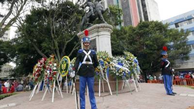 Ayer colocaron ofrendas a la estatua de Francisco Morazán, prócer que luchó por la unidad centroamericana.