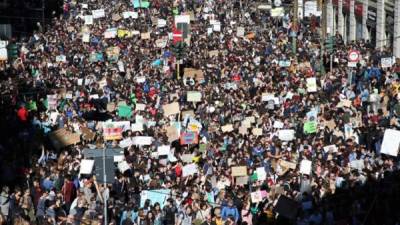 Estudiantes milaneses se suman a la huelga mundial contra el cambio climático y en demanda de acciones gubernamentales concretas que lo mitiguen bajo el lema 'No hay un Planeta B', este viernes, en Milán, Italia. EFE