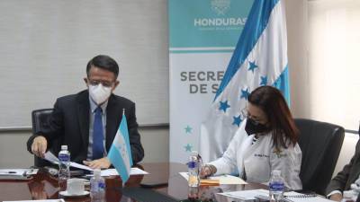 Ministro de Salud, José Manuel Matheu, y la presidenta del CMH, Helga Codina, firmando el acuerdo.