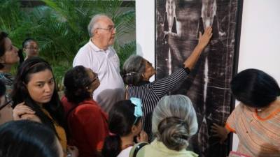 Decenas de personas llegaron este día para recorrer la exhibición de la réplica de la Sábana Santa y otros objetos.