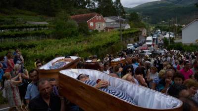 Este año, estaban programadas 11 personas para unirse a la procesión, pero dos ataúdes se quedaron en la iglesia.