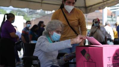 Salvadoreños salen a votar cumpliendo las medidas de prevención contra el coronavirus./EFE.