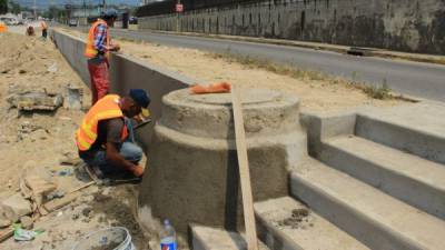 Se está trabajando en las aceras y señalización del tramo que está a punto de serfinalizado. Foto: Franklin Muñoz