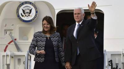 Mike Pence es acompañado por su esposa Karen Pence.