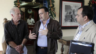 El expresidente y alcalde guatemaltco Álvaro Arzú recibió ayer en ese país a alcalde electo, Armando Calidonio.