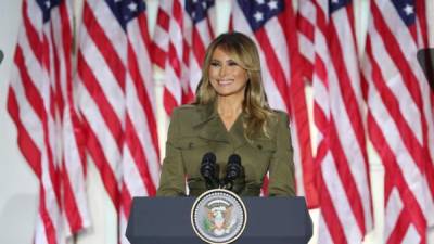 La primera dama de Estados Unidos, Melania Trump, fue la estrella de la segunda noche de la convención republicana con un emotivo discurso en el que pidió humildemente la reelección de su esposo en la presidencia de EEUU.