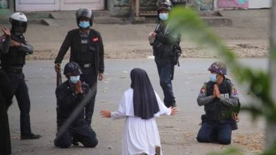 Una monja se interpuso entre un grupo de militares y los manifestantes durante las violentas protestas en Birmania suplicando que no dispararan a los niños./AFP.