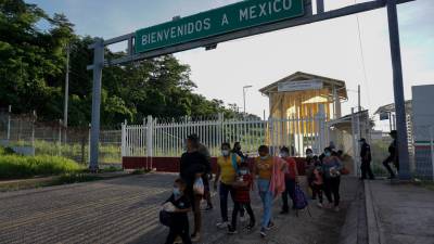 Migrantes centroamericanos son devueltos a México tras solicitar asilo a Estados Unidos.
